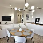 Urban Apartments Skyline - Sokolska Towers 30A - Gym & Sauna - 2 Free Garages - Luxury Apartment