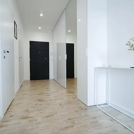 Urban Luxury Skyline Sokolska Towers 30a, 2 Free Garages, Gym&sauna, Self Check-in Apartment *