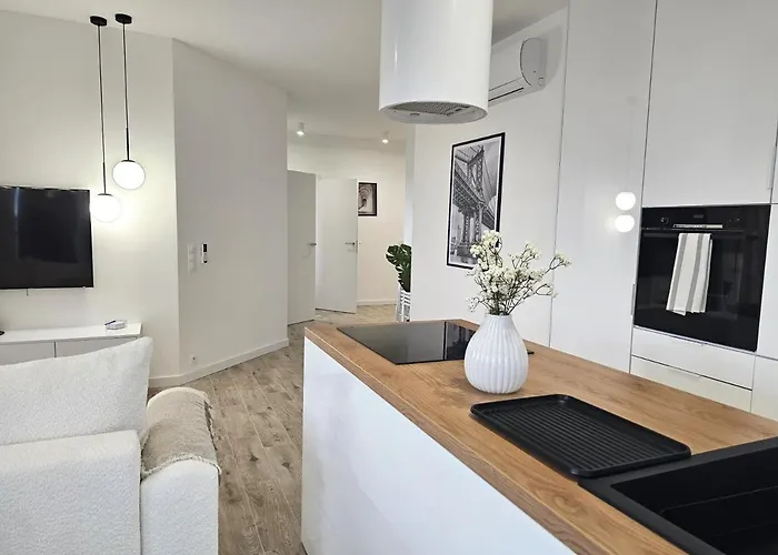 Urban Luxury Skyline Sokolska Towers 30a, 2 Free Garages, Gym & Sauna, Self Check-in شقة كاتوفيتسه