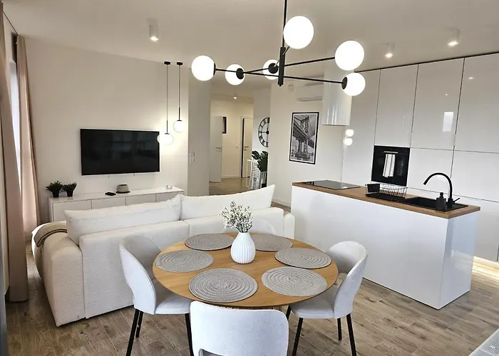 Urban Luxury Skyline Sokolska Towers 30a, 2 Free Garages, Gym & Sauna, Self Check-in شقة